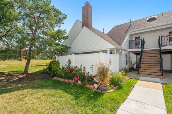 ft-lp-grounds flowerbed outside of apartment