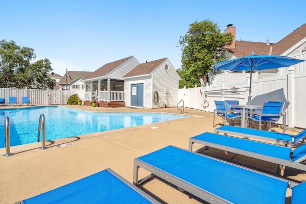 ft-lp-pool pool and seating area